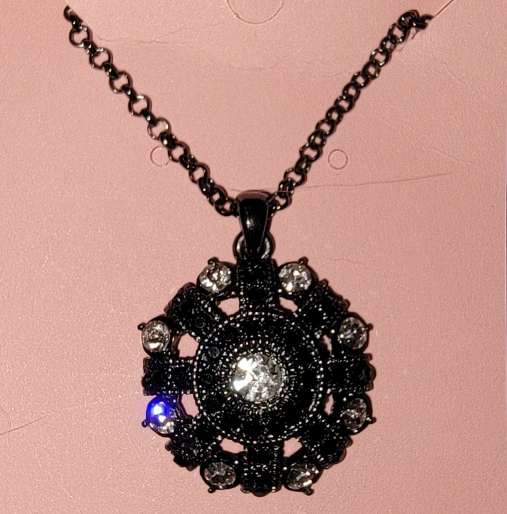 Joan Rivers Necklace - Picture 1 of 3